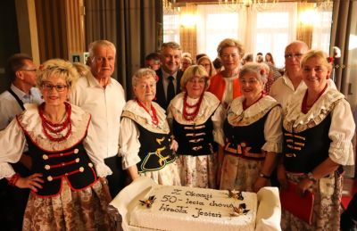 Ch&oacute;r Wesoła Jesień z tortem z okazji pięćdziesięciolecia