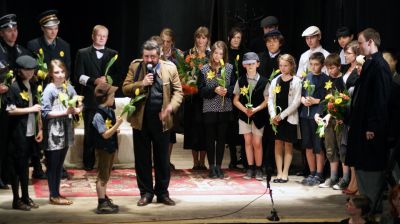 Aktorzy Teatru Domino na scenie