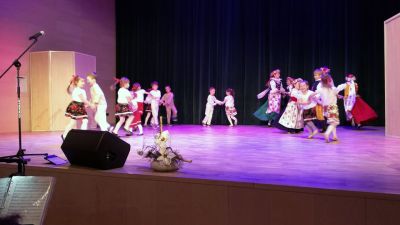 Dziecięcy Zesp&oacute;ł Pieśni i Tańca Siemianowice na scenie