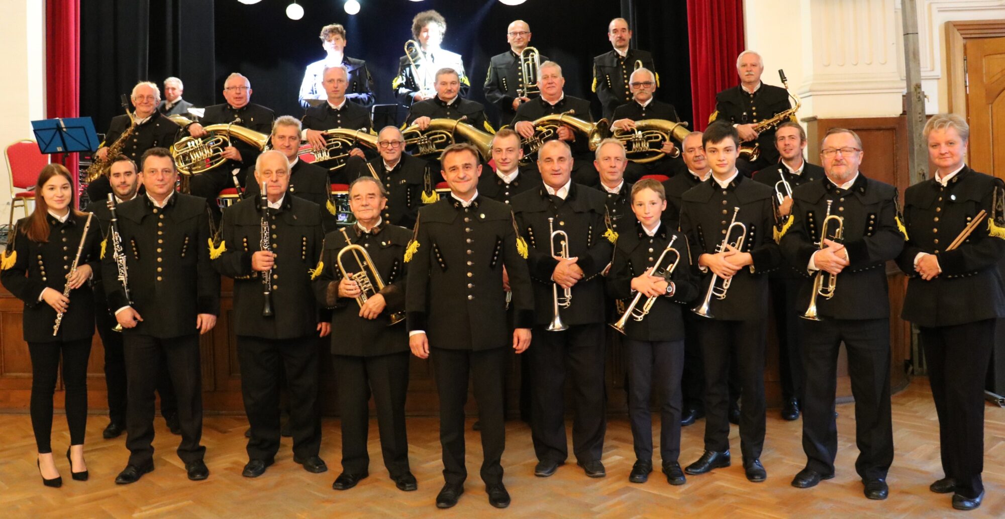 Na zdjęciu Chorzowski Brass Band stoi w strojach górniczych, trzymając instrumenty w rękach