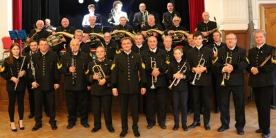 Na zdjęciu Chorzowski Brass Band stoi w strojach górniczych, trzymając instrumenty w rękach