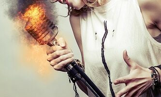 Zdjęcie przedstawia kobietę śpiewającą do płonącego mikrofonu