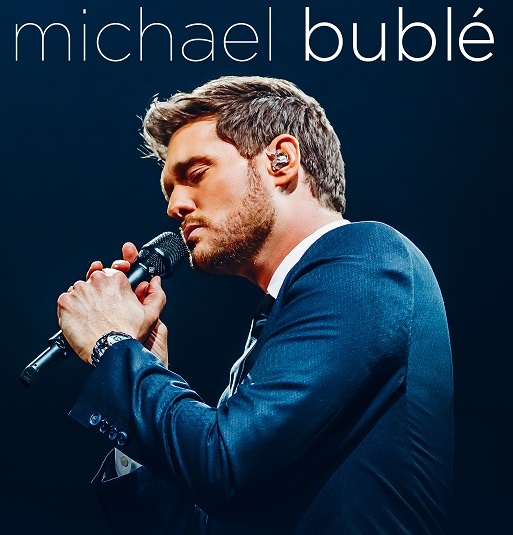 Artysta Michael Bublé śpiewający do mikrofonu