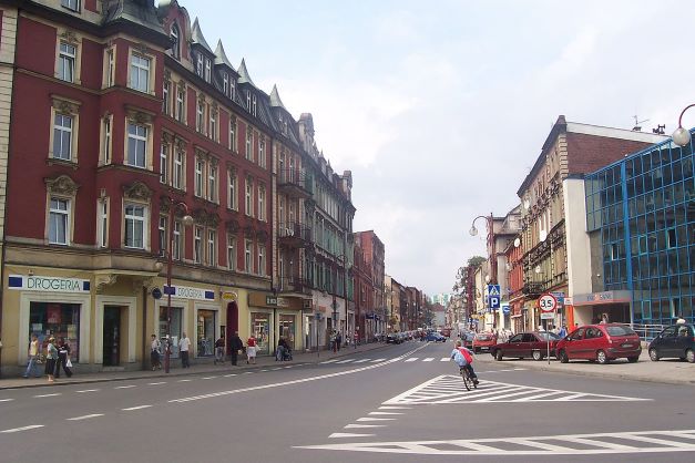 Siemianowice na starej fotografii. Przedstawia ul. Świerczewskiego