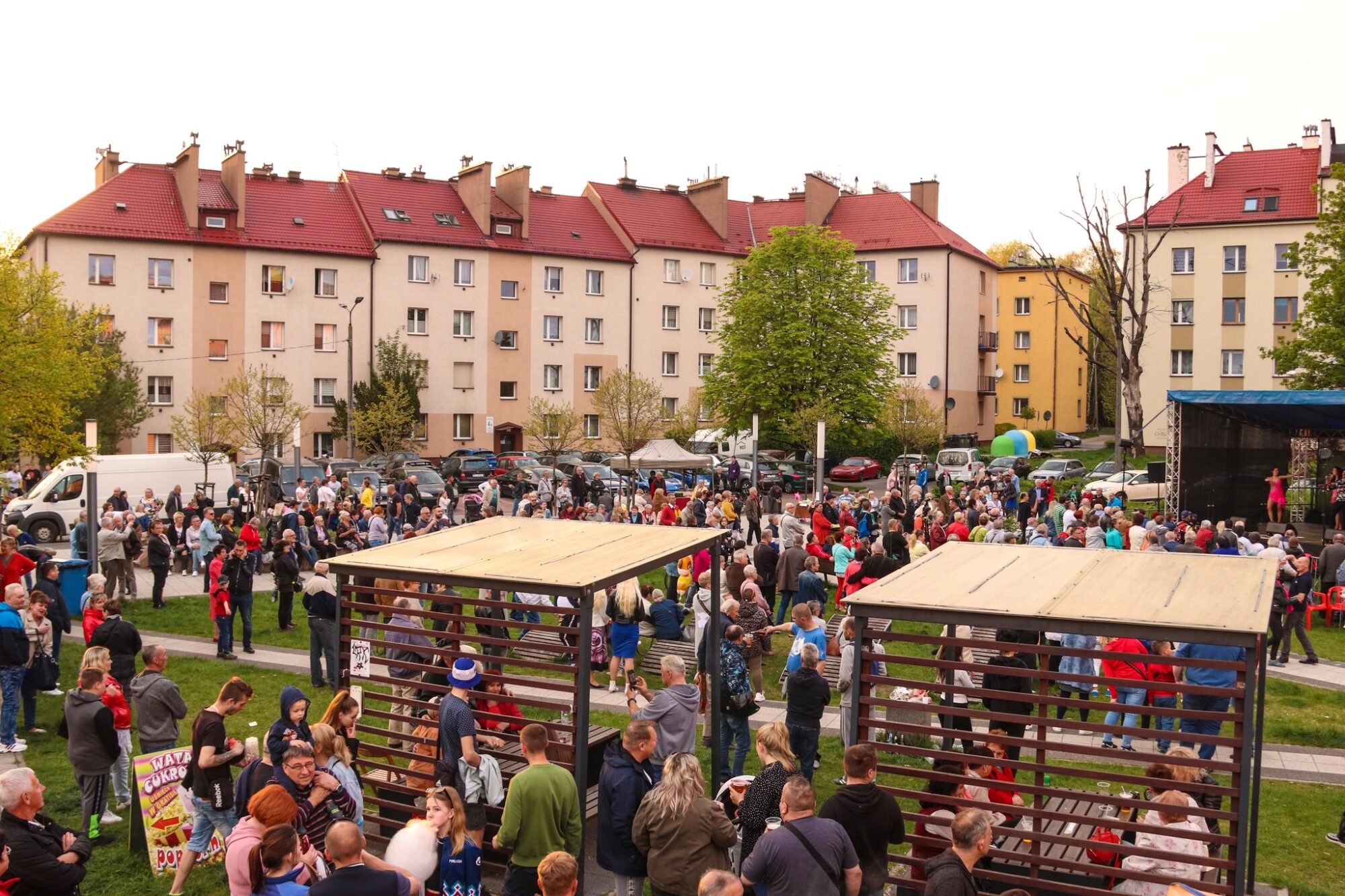 Tłumy ludzi podczas festynu na osiedlu Tuwim