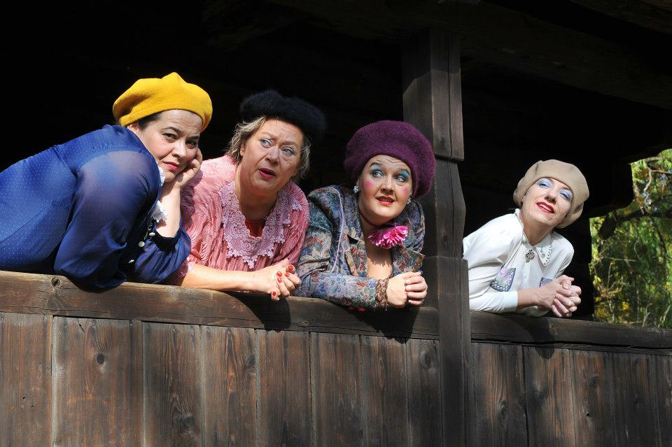 Na zdjęciu cztery aktorki z kabaretu Moherowe Berety, ubrane w kolorowe stroje i moherowe berety