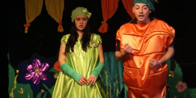 Dwoje aktorów przebranych za warzywa podczas spektaklu o królewnie Fasolce
