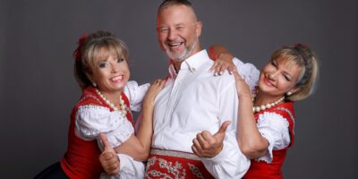 Na zdjęciu Mirek Jędrowski i jego dwie tancerki. Wszyscy ubrani w ludowe stroje.