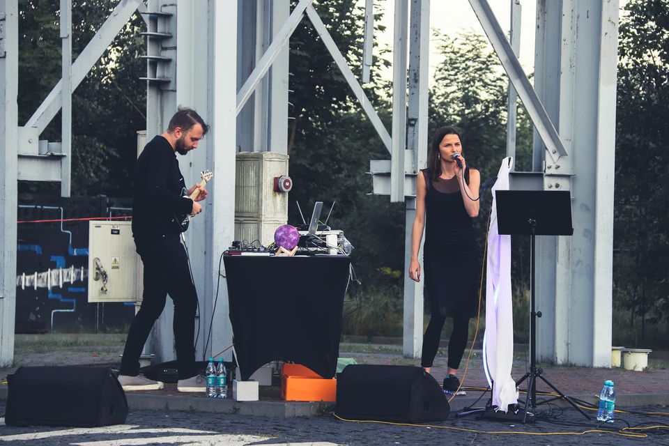 Na zdjęciu członkowie duetu The Party is Over. Ubrani na czarno występują pod szybem Kystyn, przy SCK-Parku Tradycji. Foto Monika Bilska