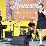Na zdjęciu perkusista Marek Olma grający na perkusji oraz wokalistka Kaja Karaplios, śpiewająca do trzymanego w dłoni mikrofonu oraz gitarzysta Bohdan Lizoń. Foto Monika Bilska
