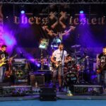 Na zdjęciu widok ogólny sceny podczas koncertu Rock Noc. Na scenie, na tle baneru Oberschlesien, występuje zespół Bulwers. Foto Monika Bilska