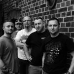 PIFF PARRE - pięciu członków zespołu stoi przy ścianie z czerwonej cegły