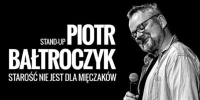 Na czarnym tle czarno-białe zdjęcie Piotra Bałtroczyka z mikrofonem w ręku. Obok białe napisy z tytułem programu