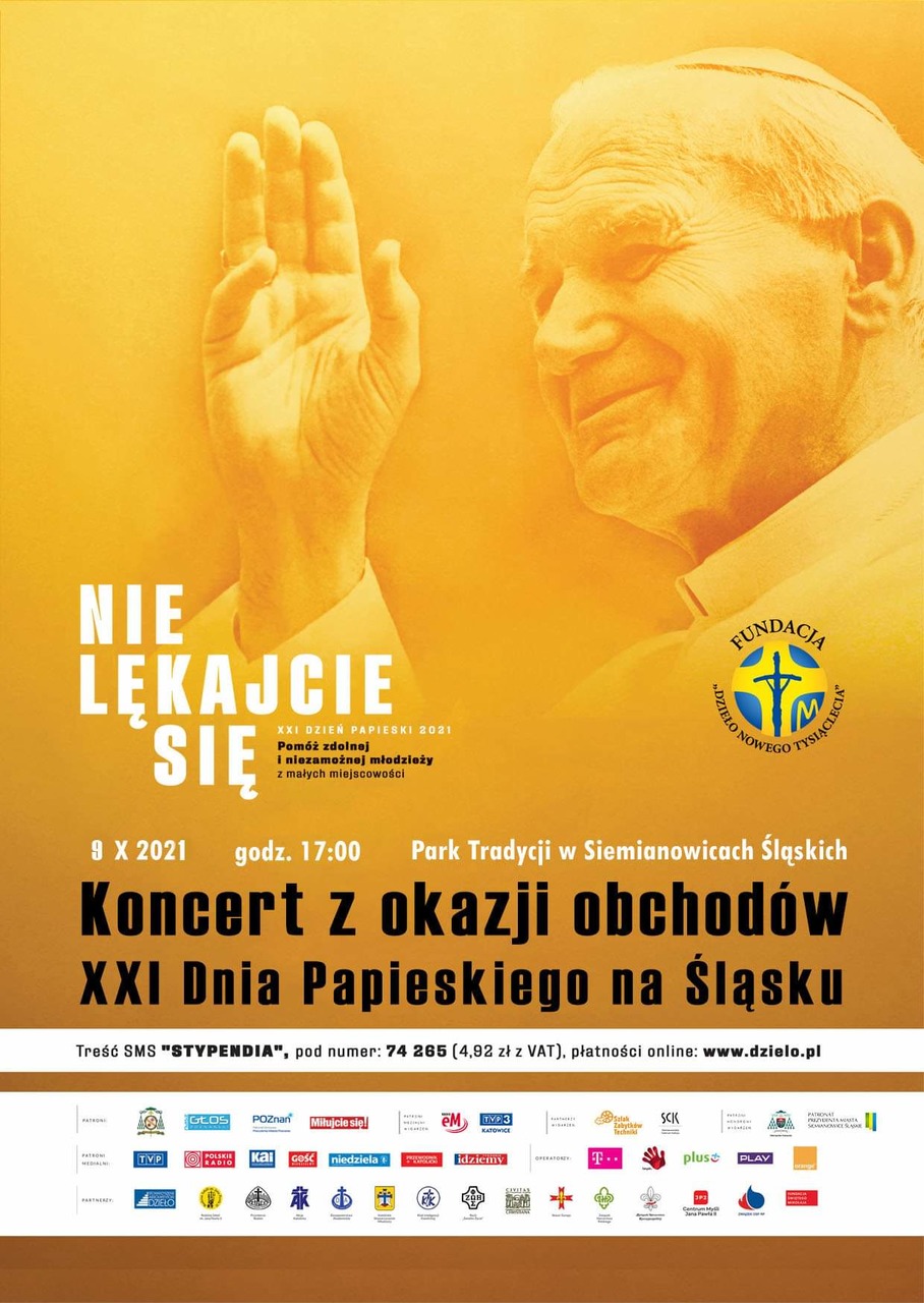 Plakat wydarzenia Dzień papieski. Widać postać papieża Jana Pawła II pozdrawiającego wiernych. Są również napisy informujące o tym wydarzeniu.