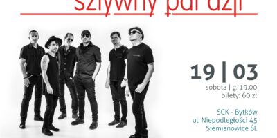 Na pierszym planie sześciu członków zespołu Sztywny Pal Azji, ubranych na czarno. Nad nimi czerwone logo zespołu. Obok czarny napis informacyjny o imprezie