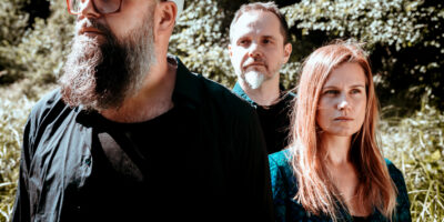 na zdjęciu dwóch mężczyzn i kobieta - członkowie zespołu Mikromusic Acoustic Trio