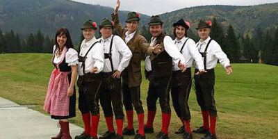 Na zdjęciu członkowie grupy Tyrolia Band. W bawarskich strojach stoją na tle gór