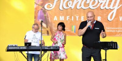 Widok na scenę, na któej znajdują się Piotr Herdzina i dwoje członków jego zespołu - wokalistka w biało-różowej sukience oraz klawiszowiec. Foto Monika Bilska