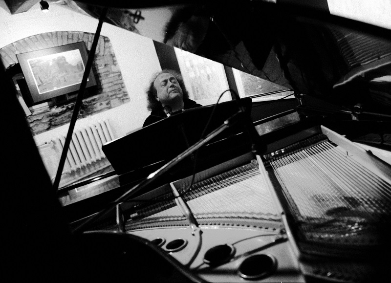 Zdjęcie przedstawia Józefa Skrzeka grającego na fortepianie
