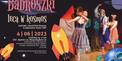 plakat wydarzenia z aktormi tańczącymi na scenie z dekoracjami kosmicznymi