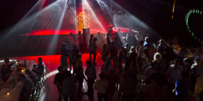 Ludzie tańczą podczas Dyskoteki 40-latków w SCK- Bytków