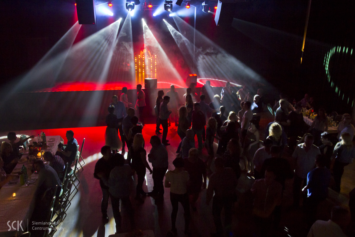 Ludzie tańczą podczas Dyskoteki 40-latków w SCK- Bytków
