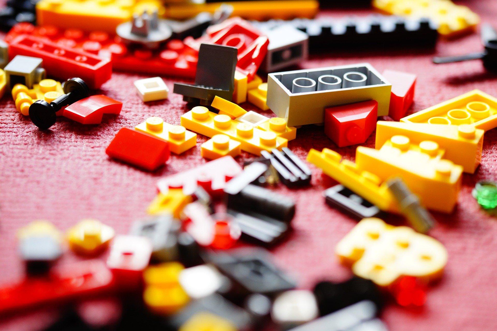 Na zdjęciu rozrzucone, kolorowe klocki lego