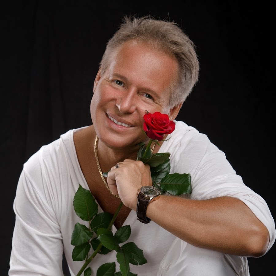 Artysta Jacek Silski z różą w dłoni
