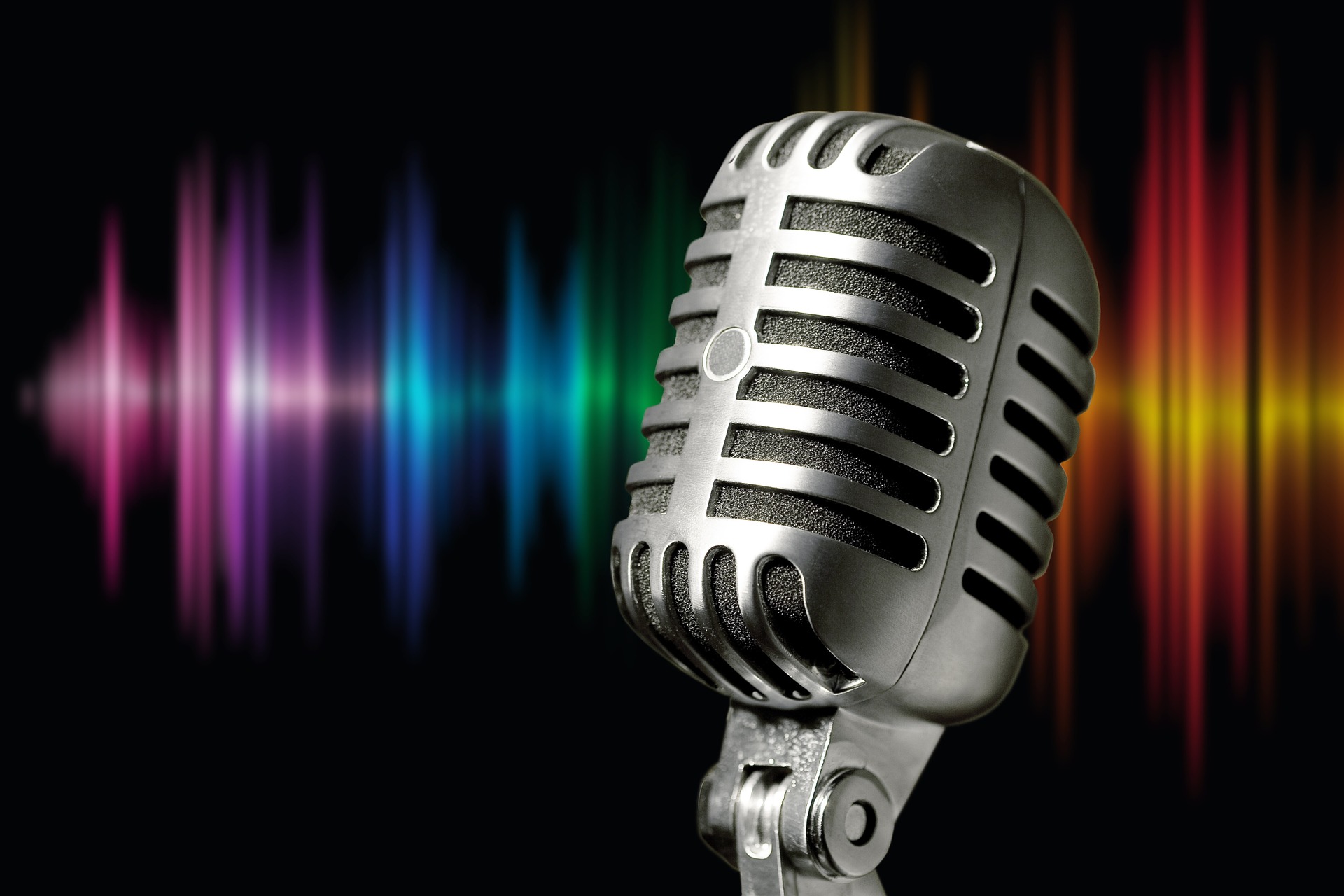 Zdjęcie przedstawia mikrofon estradowy na kolorowym tle